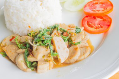 fesleğen soslu tavada kızartılmış domuz eti