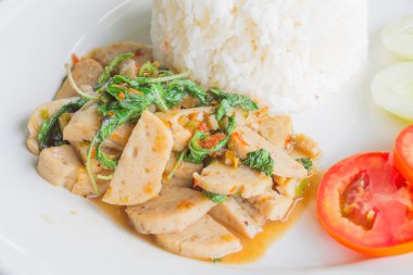 fesleğen soslu tavada kızartılmış domuz eti