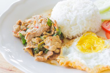 fesleğen soslu tavada kızartılmış domuz eti