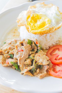 fesleğen soslu tavada kızartılmış domuz eti