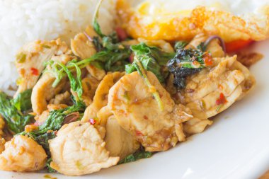 fesleğen ile tavada kızartılmış tavuk