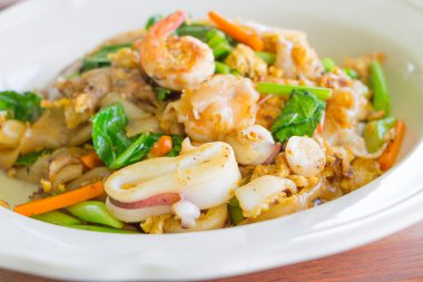 Kızarmış noodle ile deniz ürünleri