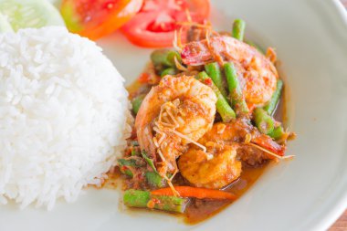 biberler ile kızarmış karides ve inek bezelye