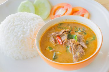 sığır eti ile kırmızı köri 