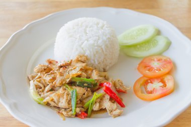 derin kızarmış tavuk biber ve sarımsak ile