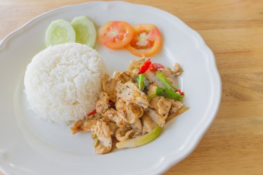 derin kızarmış tavuk biber ve sarımsak ile