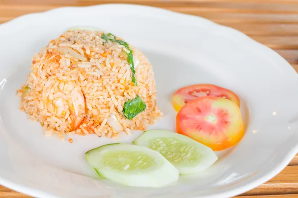 Arroz frito con huevo salado con camarones, comida tailandesa — Foto de Stock