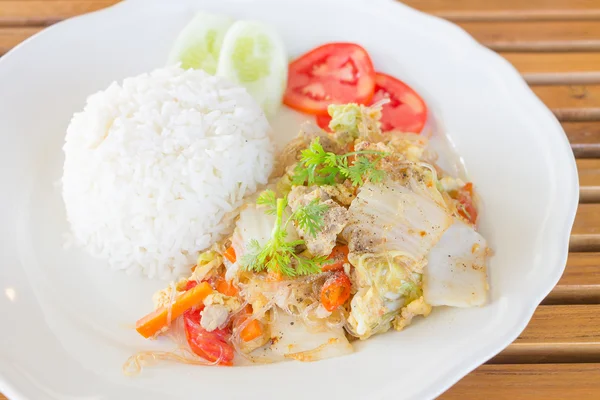 Vermicelli frito con huevo y pollo —  Fotos de Stock