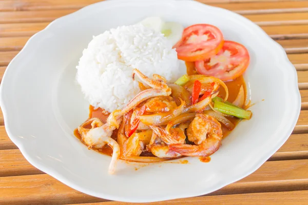 Olihně a krevety restované s chilli, thajské jídlo — Stock fotografie