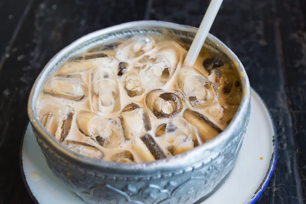 Caffè freddo in una ciotola d'argento — Foto Stock