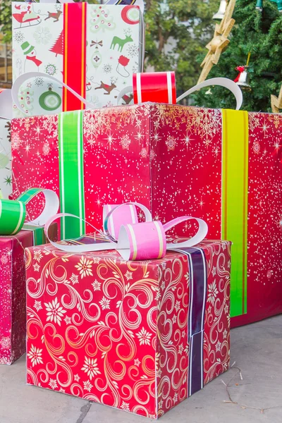 Cajas de colores y rayas con regalos lazo atado — Foto de Stock