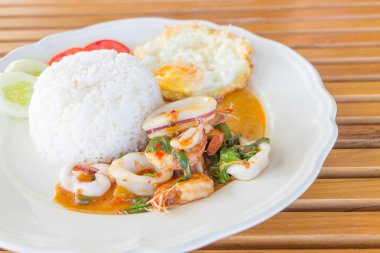 Deniz ürünleri ve fesleğen Stir Fry, Tayland gıda