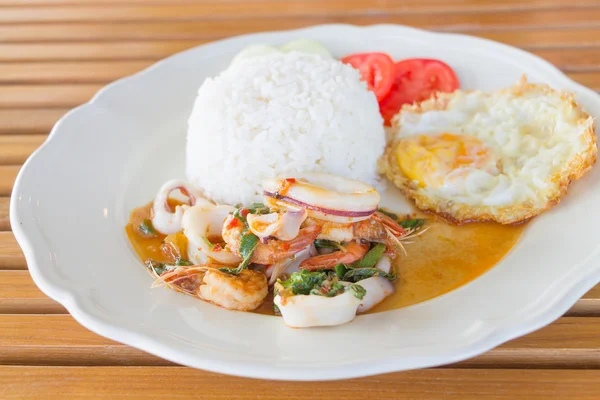 Marisco y albahaca Salteado, Comida tailandesa — Foto de Stock