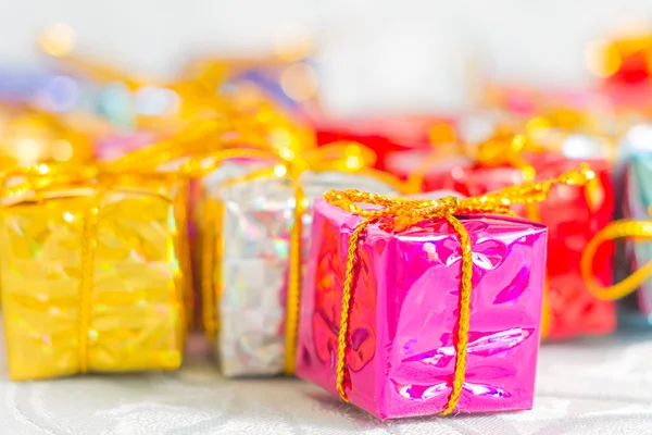 Färgglada och randig lådor med gåvor knuten rosett — Stockfoto
