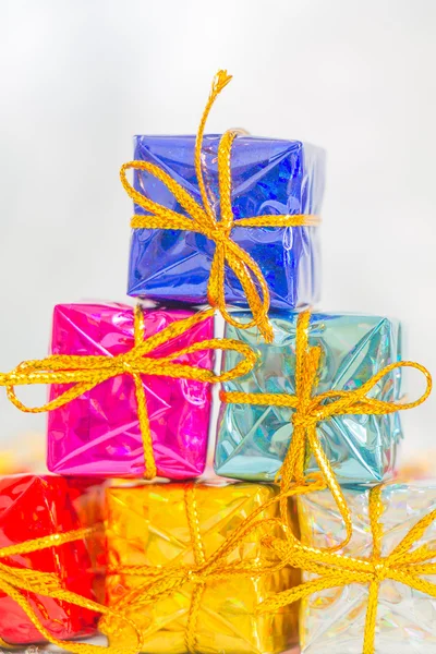 Cajas de colores y rayas con regalos lazo atado — Foto de Stock