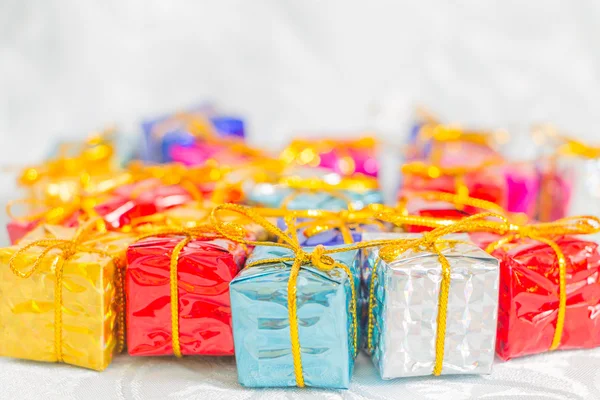 Cajas de colores y rayas con regalos lazo atado — Foto de Stock