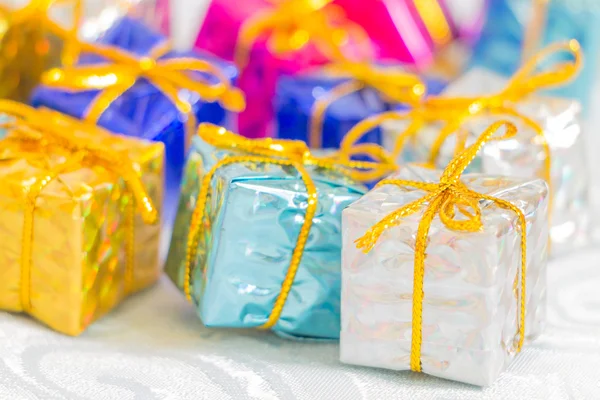 Cajas de colores y rayas con regalos lazo atado — Foto de Stock