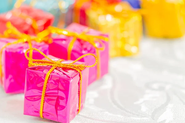 Cajas de colores y rayas con regalos lazo atado — Foto de Stock