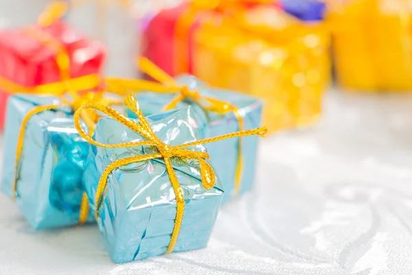 Cajas de colores y rayas con regalos lazo atado — Foto de Stock