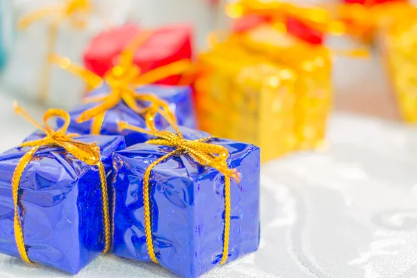 Boîtes colorées et rayées avec des cadeaux noeud lié — Photo