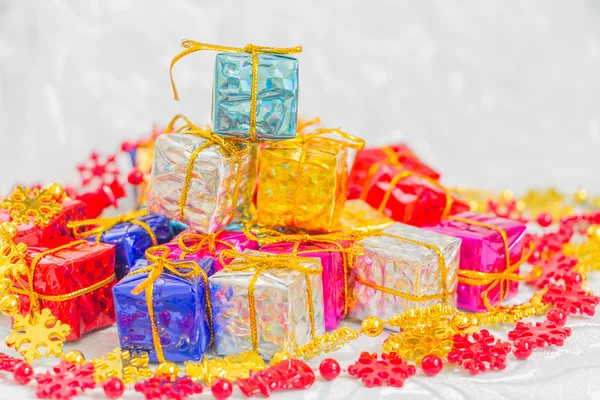 Cajas de colores y rayas con regalos lazo atado — Foto de Stock