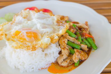 Tavuk ve börülce biberler ile kızarmış, kızarmış yumurta