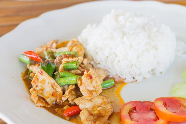Hühnchen und Erbsen gebraten mit Chilischoten, thailändischem Essen — Stockfoto