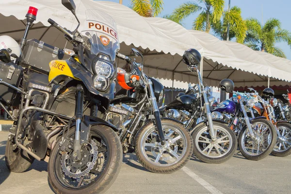 Motocicleta no estilo de americano no estacionamento — Fotografia de Stock