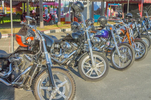 Motocicleta en el estilo de americano en el aparcamiento —  Fotos de Stock