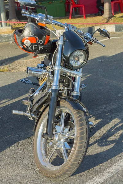 Motocicleta no estilo de americano no estacionamento — Fotografia de Stock