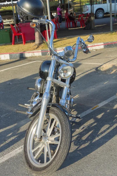 Motocicleta no estilo de americano no estacionamento — Fotografia de Stock