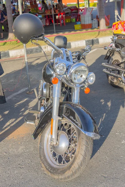 Motocicleta no estilo de americano no estacionamento — Fotografia de Stock