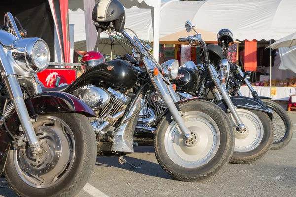 Motocicleta no estilo de americano no estacionamento — Fotografia de Stock