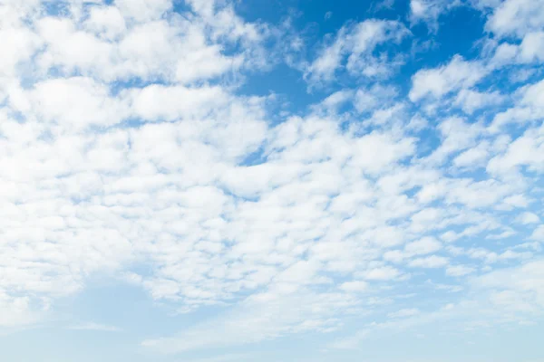 Fondo cielo azul con nubes blancas — Foto de Stock