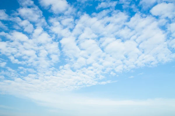 Blauwe lucht achtergrond met een witte wolken — Stockfoto