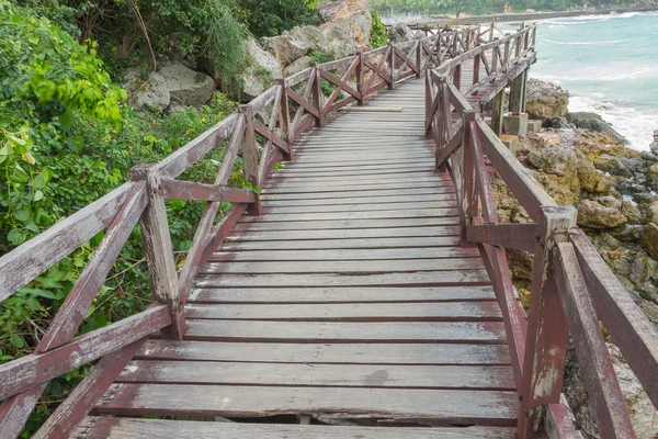 Träbro runt larn island, Pattaya Thailand — Stockfoto