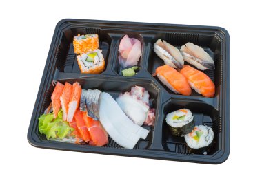 Beyaz arka plan üzerinde izole suşi balık set up kapatın