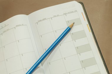 Closeup boş kağıt yıl uçak ve kalem mavi