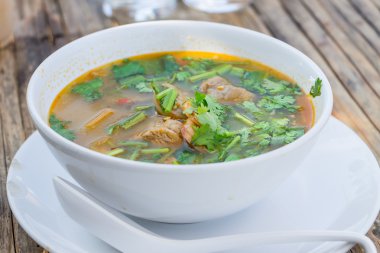 sıcak ve baharatlı domuz kaburga güveç Demirhindi ve Tay otlar ile