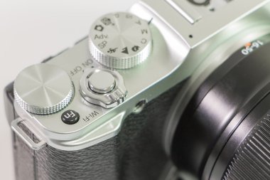 Beyaz arka plan üzerinde dijital fotoğraf makinesi vintage tarzı