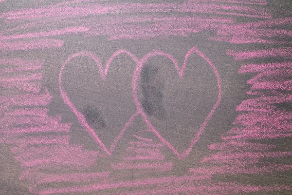 Hand gezeichnete rosa Herzen auf Kreidetafel Hintergrund. — Stockfoto