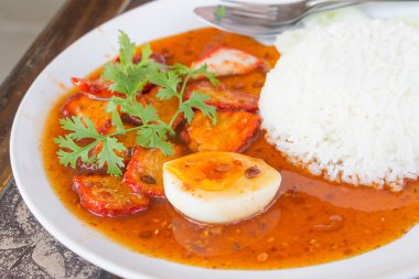 Pirinç ile kırmızı domuz soslu pilav ile kırmızı domuz mangalda