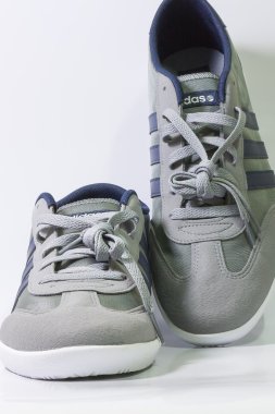 Spor ayakkabıları, Adidas Neo etiket beyaz arka plan üzerinde
