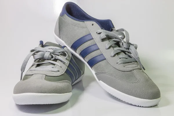 Спортивне взуття Adidas нео етикетки на білому тлі — стокове фото