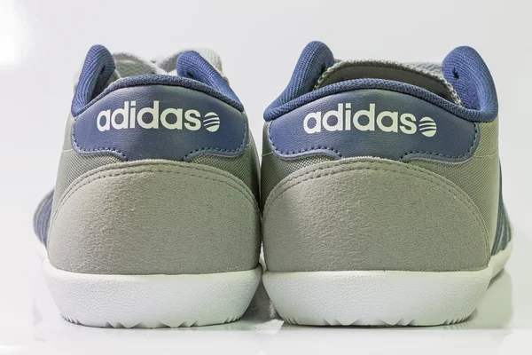 Spor ayakkabıları, Adidas Neo etiket beyaz arka plan üzerinde — Stok fotoğraf
