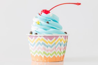 Krema ve çikolata beyaz arka plan üzerinde renkli kek