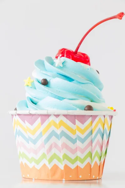 Красочные кексы с глазурью и шоколадом на белом фоне — стоковое фото