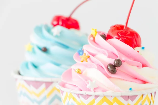 Cupcake colorati con glassa e cioccolato su sfondo bianco — Foto Stock