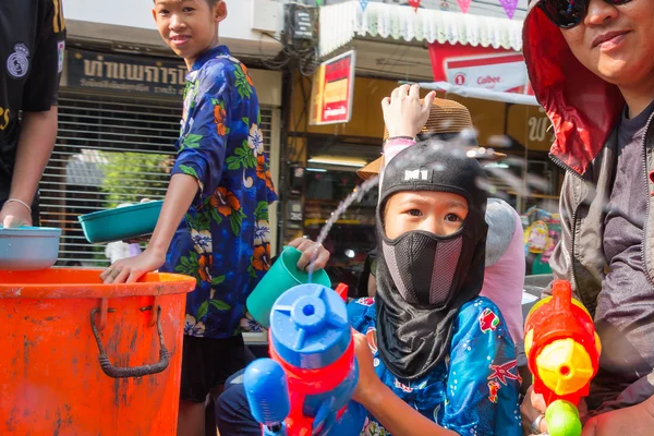 Festival de Songkran em 14 de abril de 2015 em Chiangmai, Tailândia . — Fotografia de Stock