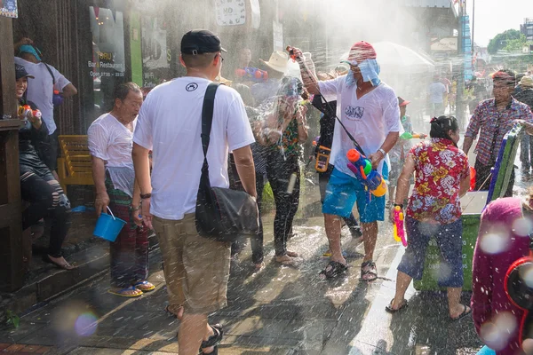 Songkran festival op 14 April 2015 in Chiangmai, Thailand. — Stockfoto